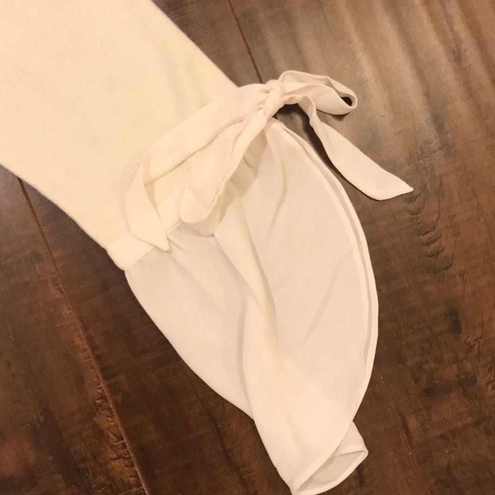 🦋LOFT  Bell Sleeve - Picture 2 of 6